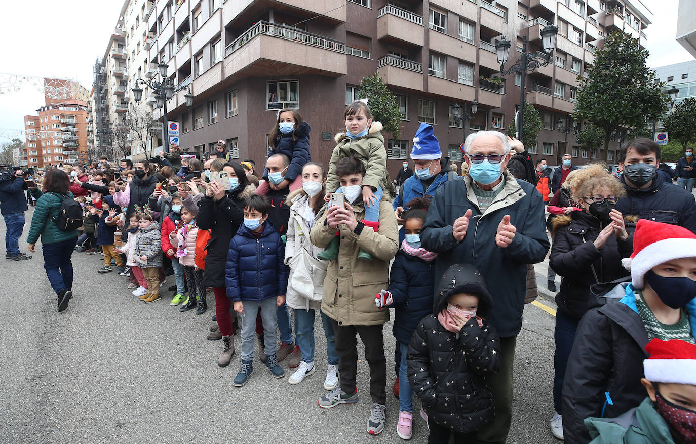 Papá Noel ha recorrido con sus seis renos y siete elfos las calles del centro de Oviedo antes de repartir los regalos a los más pequeños 