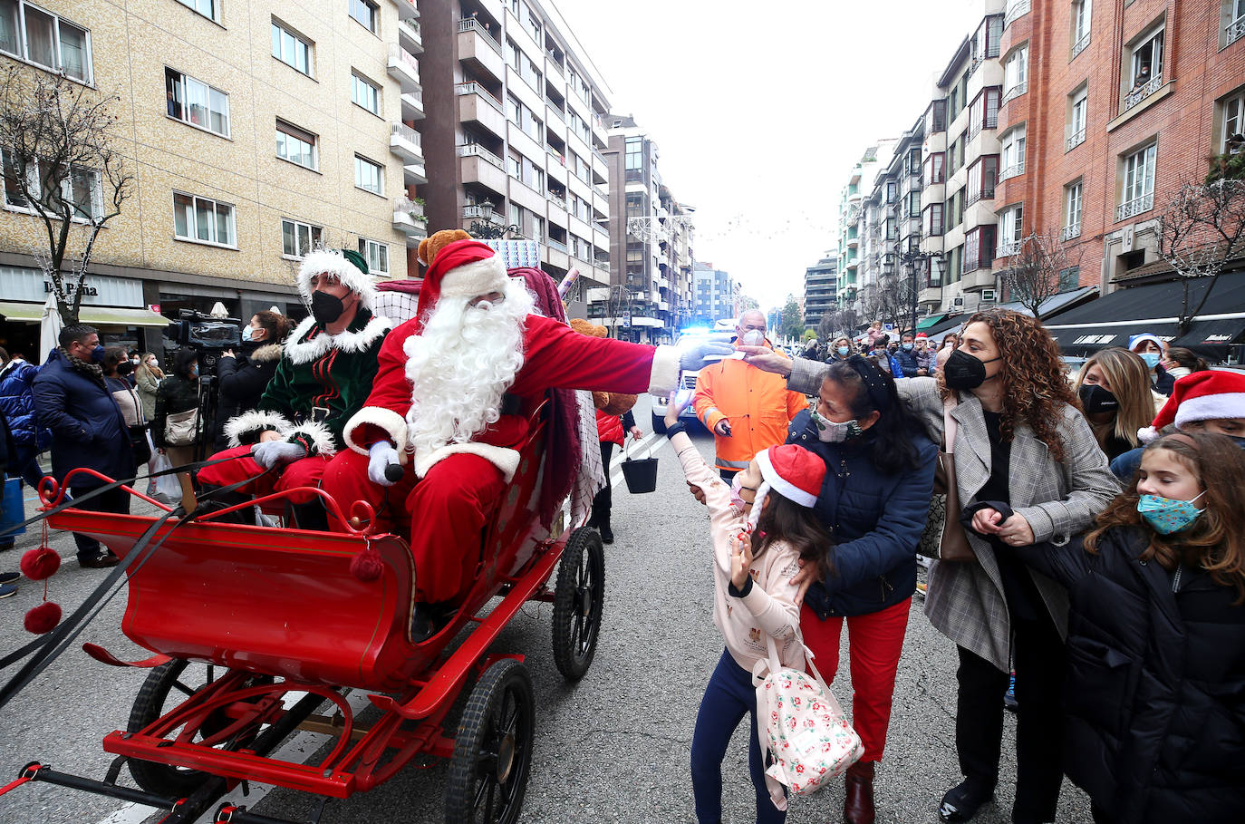 Papá Noel ha recorrido con sus seis renos y siete elfos las calles del centro de Oviedo antes de repartir los regalos a los más pequeños 