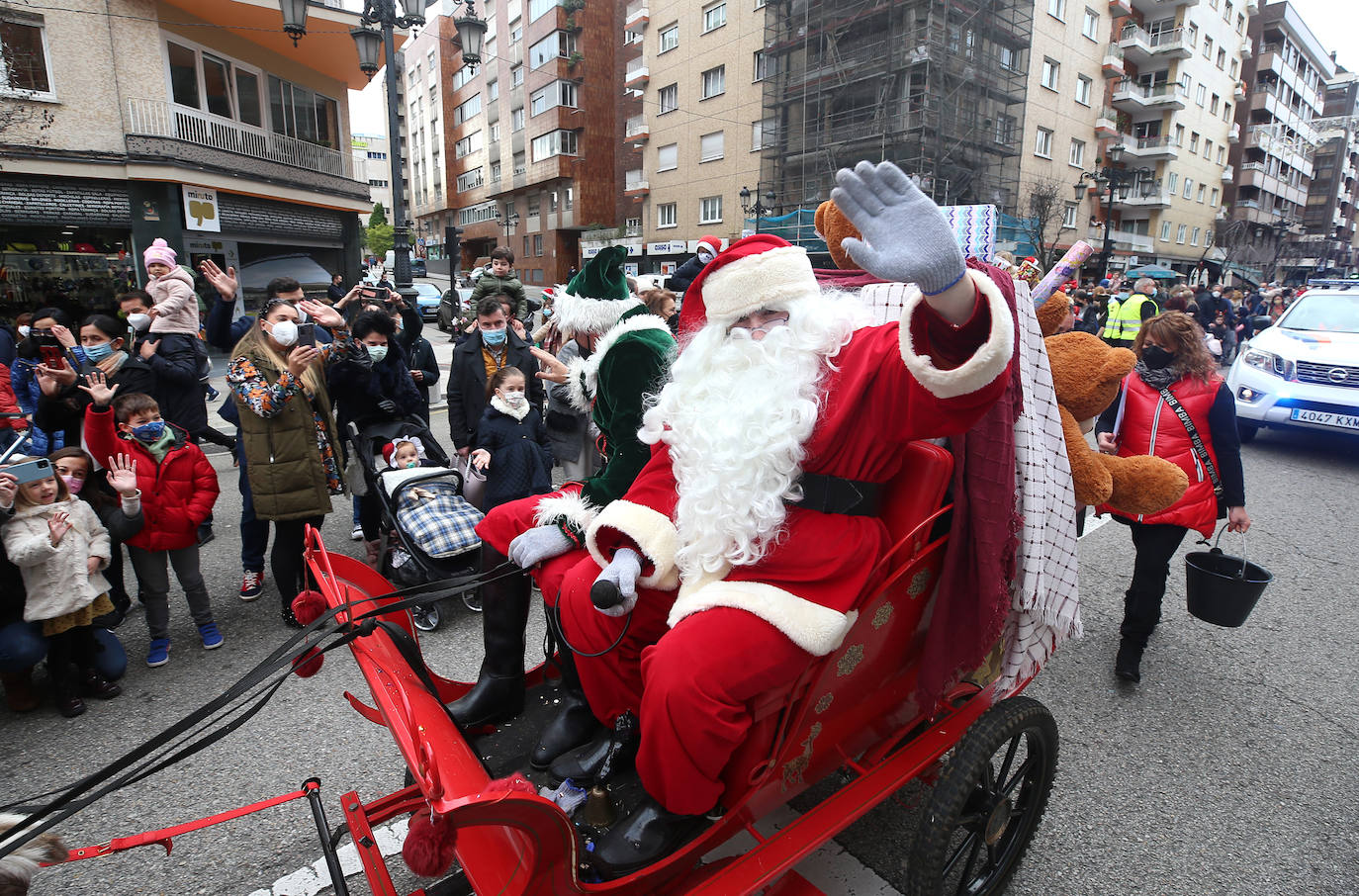 Papá Noel ha recorrido con sus seis renos y siete elfos las calles del centro de Oviedo antes de repartir los regalos a los más pequeños 