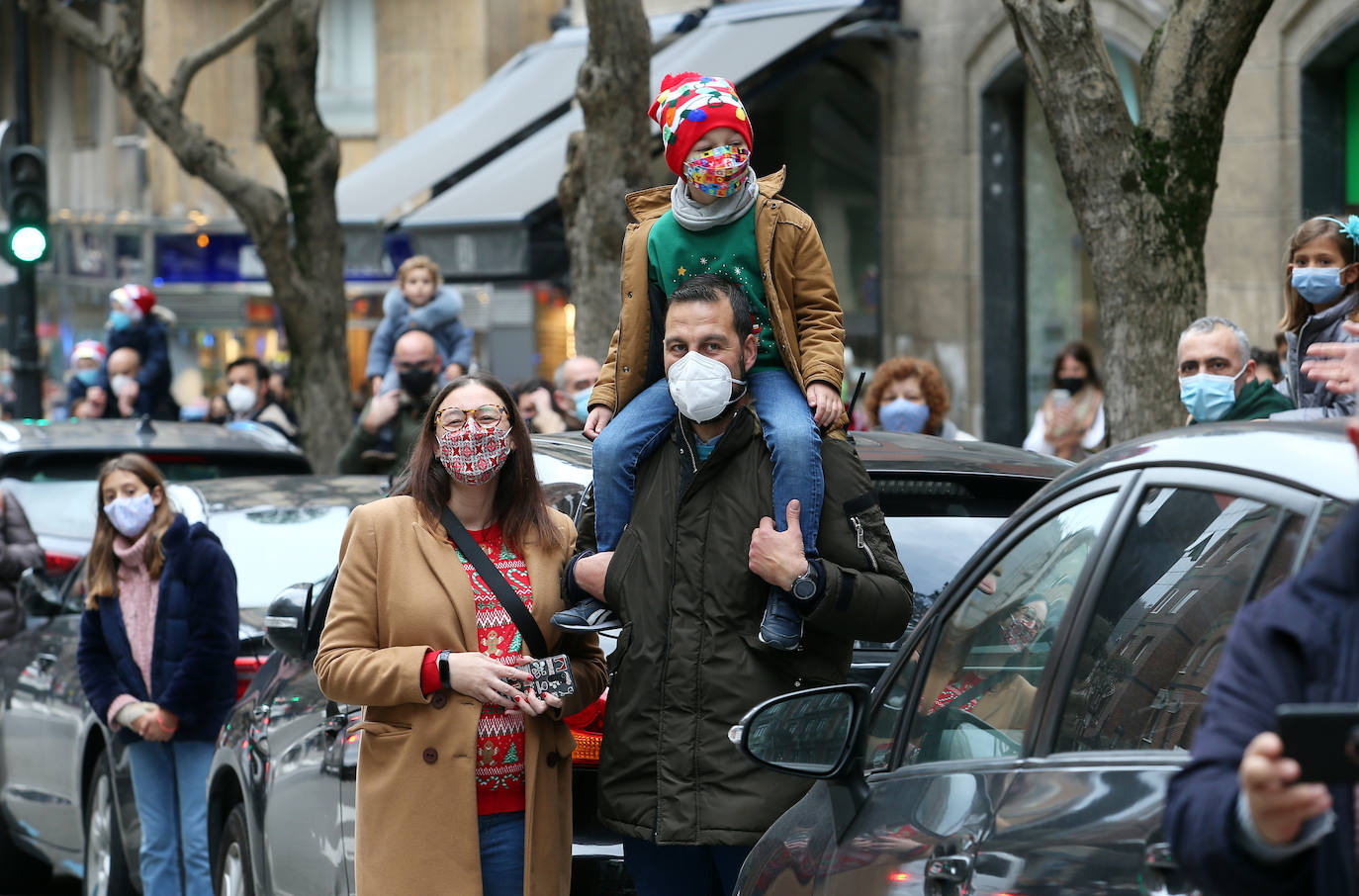Papá Noel ha recorrido con sus seis renos y siete elfos las calles del centro de Oviedo antes de repartir los regalos a los más pequeños 