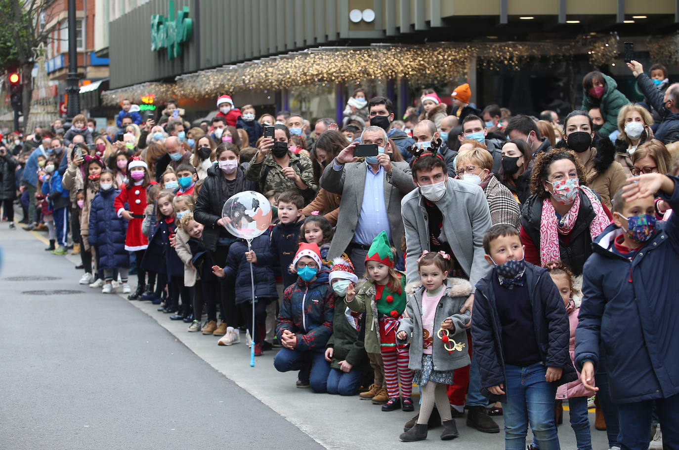 Papá Noel ha recorrido con sus seis renos y siete elfos las calles del centro de Oviedo antes de repartir los regalos a los más pequeños 