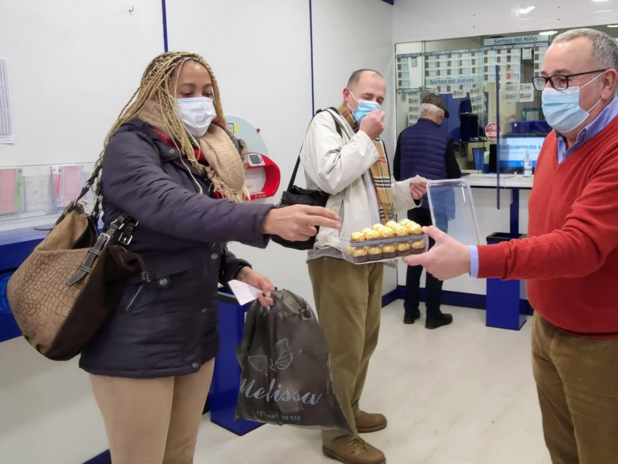 Laureano Rodríguez repartió bombones entre los clientes de la administración de Fernández Balsera.