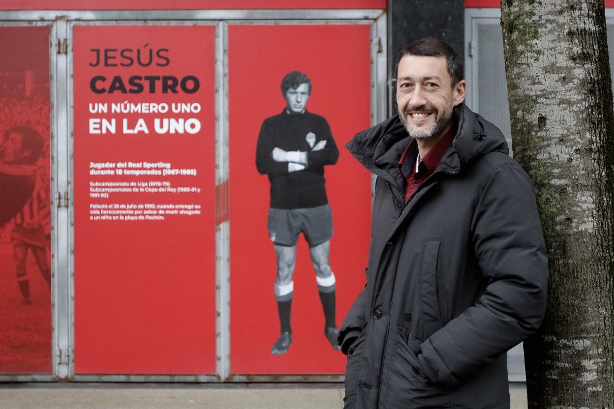 Sergio Sánchez, delante de la puerta número 1 de El Molinón, dedicada a Jesús Castro.