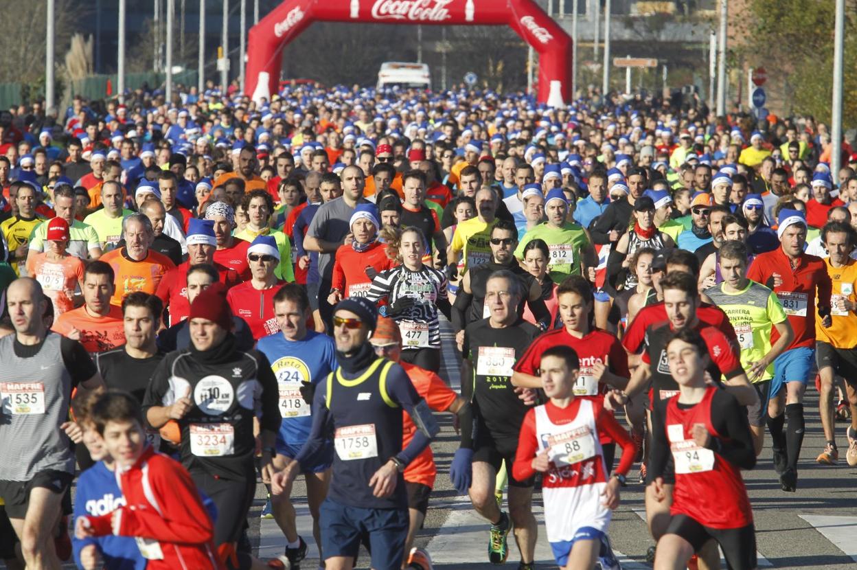 Masiva salida de una de las ediciones de la Carrera de Nochebuena. 