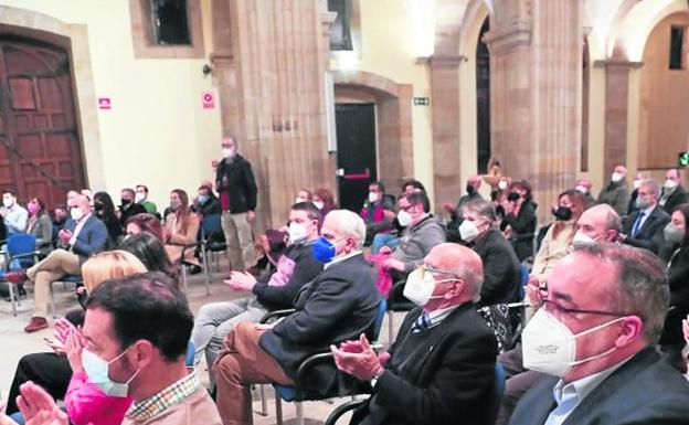 Asistentes al acto de entrega a los premiados.