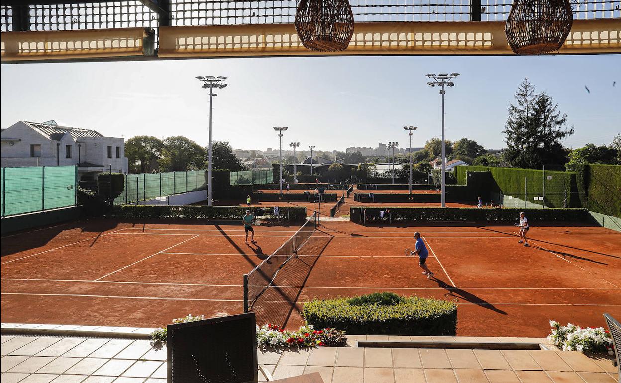 Instalaciones del Club de Tenis de Gijón, una de los firmantes