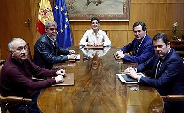 La ministra Yolanda Díaz, junto a los líderes de UGT, CC OO, CEOE y Cepyme. 