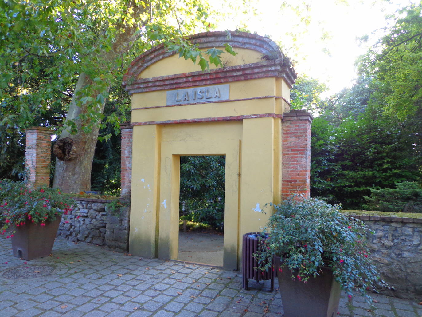 Una de las puertas de acceso a La Isla que comunica con el actual jardín botánico 