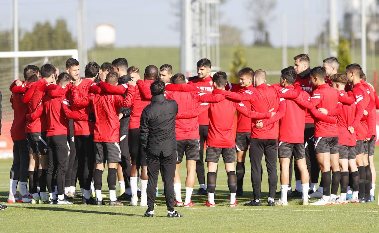 Los jugadores del Sporting, en un entrenamiento previo al parón navideño 