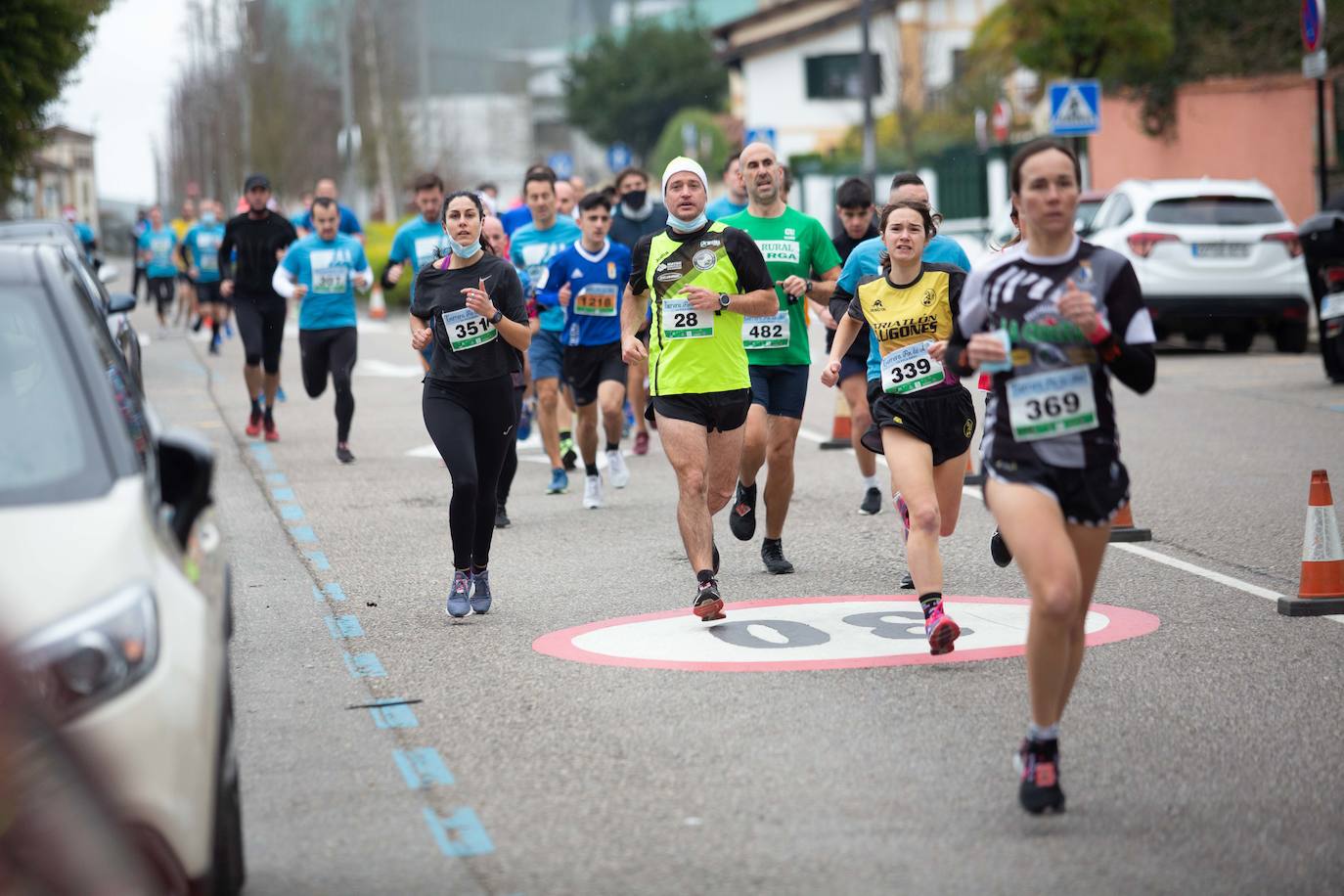 Pola de Siero recupera el espíritu de la San Silvestre. Las calles de la capital polesa volvieron a vivir una intensa jornada de atletismo, pasada por agua por momentos, en la que el corredor sierense Moha Bakkali ganó por quinto año consecutivo y la corredora del Universidad de Oviedo María Suárez se impuso por segundo año seguido. Los ganadores estuvieron acompañados de medio millar de corredores. 