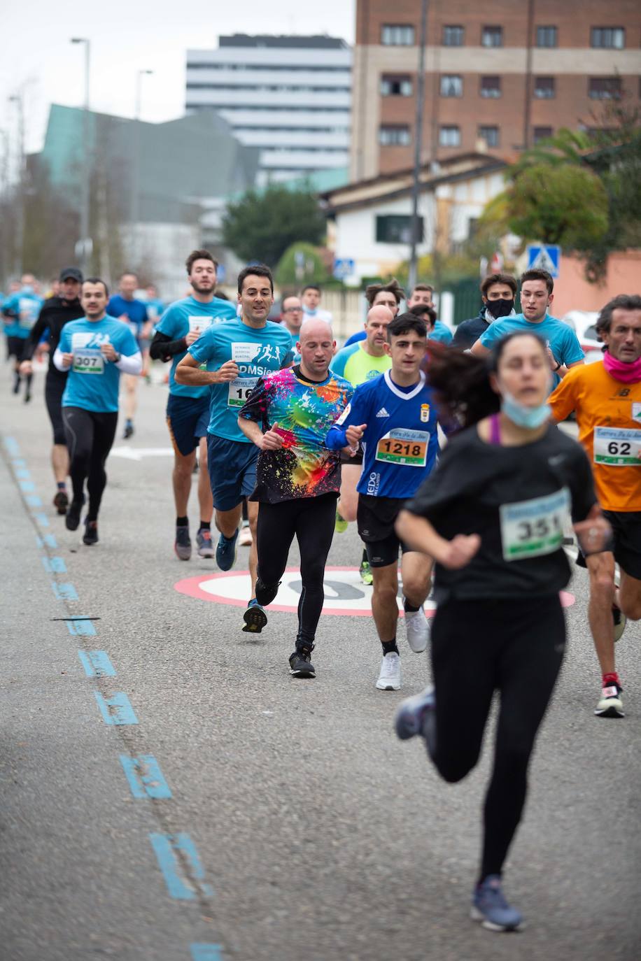 Pola de Siero recupera el espíritu de la San Silvestre. Las calles de la capital polesa volvieron a vivir una intensa jornada de atletismo, pasada por agua por momentos, en la que el corredor sierense Moha Bakkali ganó por quinto año consecutivo y la corredora del Universidad de Oviedo María Suárez se impuso por segundo año seguido. Los ganadores estuvieron acompañados de medio millar de corredores. 