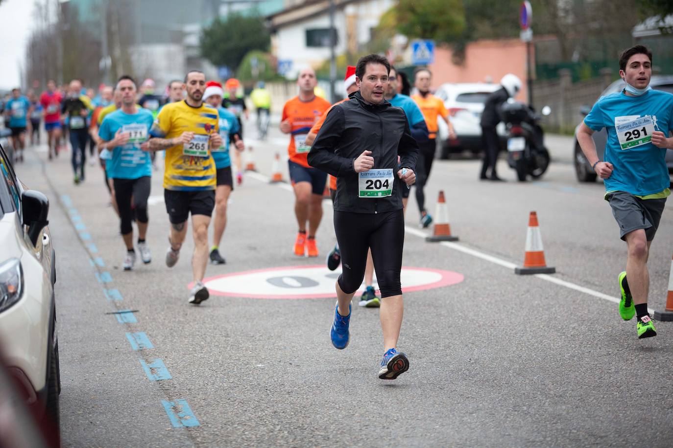 Pola de Siero recupera el espíritu de la San Silvestre. Las calles de la capital polesa volvieron a vivir una intensa jornada de atletismo, pasada por agua por momentos, en la que el corredor sierense Moha Bakkali ganó por quinto año consecutivo y la corredora del Universidad de Oviedo María Suárez se impuso por segundo año seguido. Los ganadores estuvieron acompañados de medio millar de corredores. 