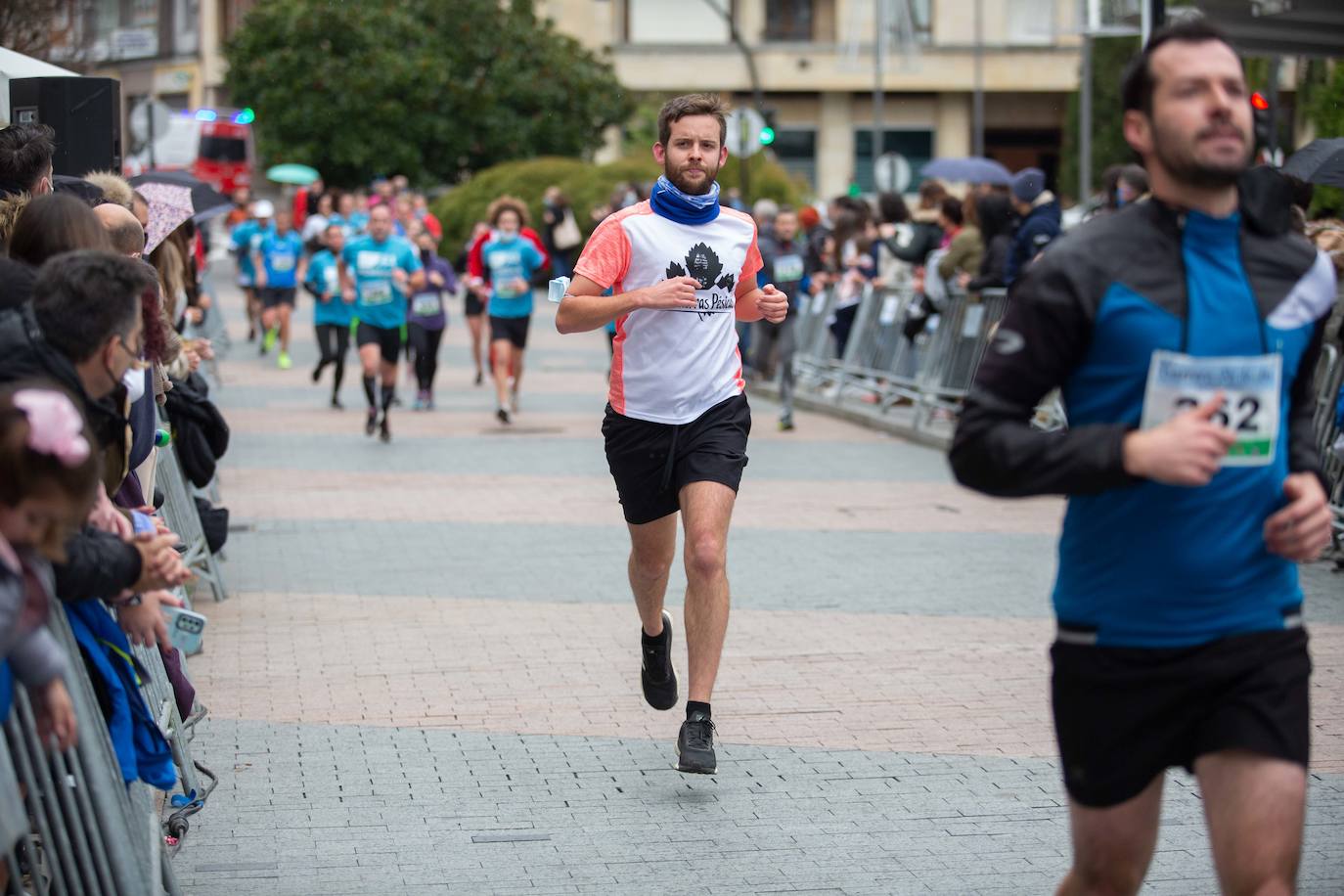 Pola de Siero recupera el espíritu de la San Silvestre. Las calles de la capital polesa volvieron a vivir una intensa jornada de atletismo, pasada por agua por momentos, en la que el corredor sierense Moha Bakkali ganó por quinto año consecutivo y la corredora del Universidad de Oviedo María Suárez se impuso por segundo año seguido. Los ganadores estuvieron acompañados de medio millar de corredores. 