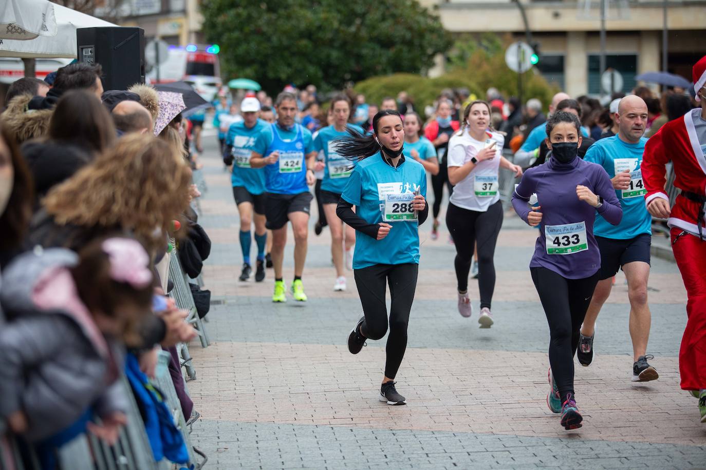 Pola de Siero recupera el espíritu de la San Silvestre. Las calles de la capital polesa volvieron a vivir una intensa jornada de atletismo, pasada por agua por momentos, en la que el corredor sierense Moha Bakkali ganó por quinto año consecutivo y la corredora del Universidad de Oviedo María Suárez se impuso por segundo año seguido. Los ganadores estuvieron acompañados de medio millar de corredores. 