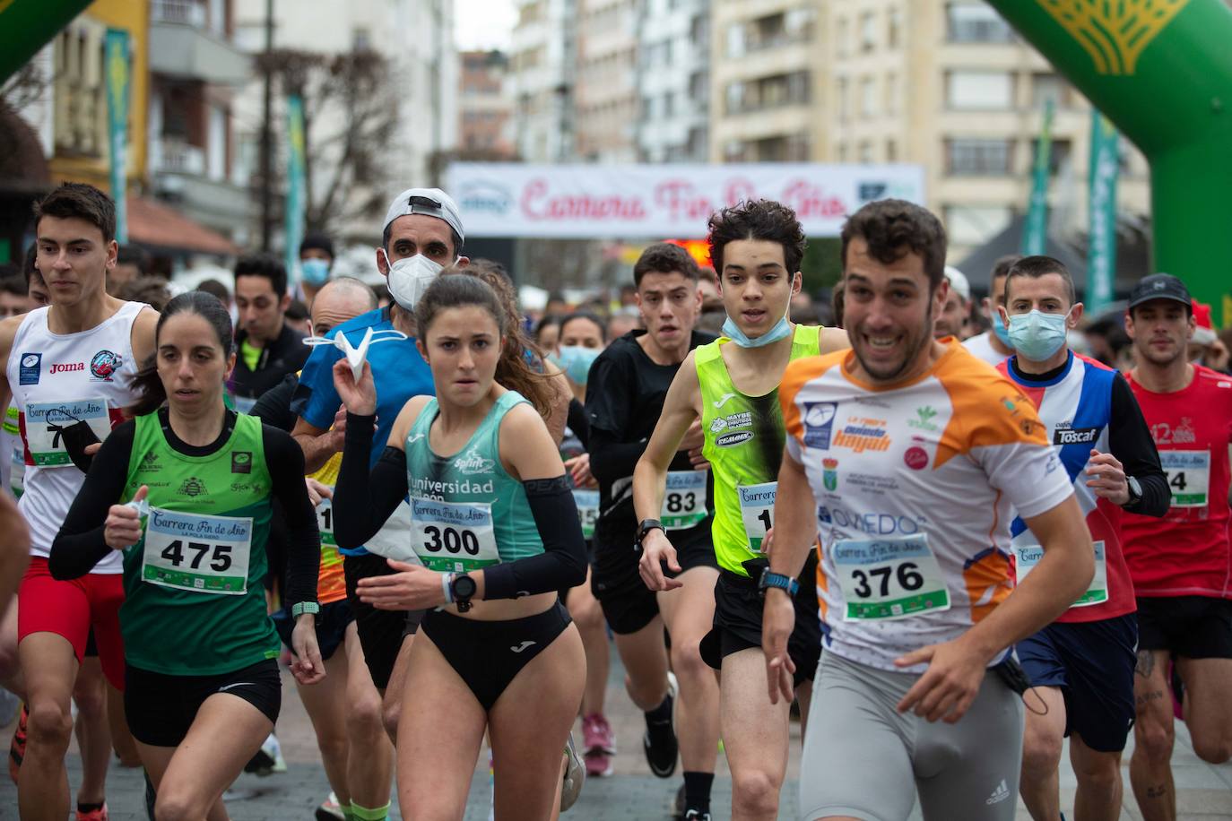 Pola de Siero recupera el espíritu de la San Silvestre. Las calles de la capital polesa volvieron a vivir una intensa jornada de atletismo, pasada por agua por momentos, en la que el corredor sierense Moha Bakkali ganó por quinto año consecutivo y la corredora del Universidad de Oviedo María Suárez se impuso por segundo año seguido. Los ganadores estuvieron acompañados de medio millar de corredores. 