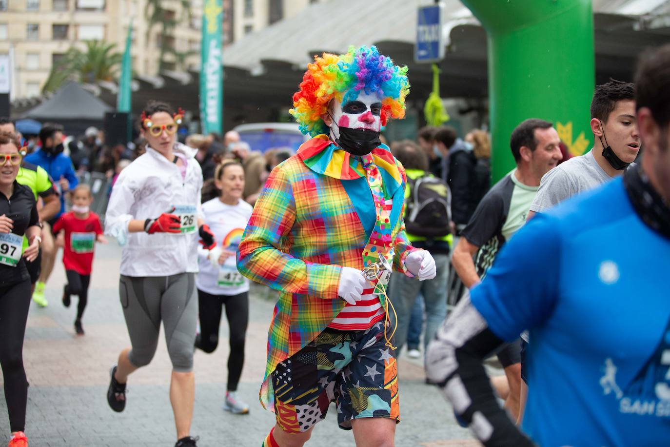 Pola de Siero recupera el espíritu de la San Silvestre. Las calles de la capital polesa volvieron a vivir una intensa jornada de atletismo, pasada por agua por momentos, en la que el corredor sierense Moha Bakkali ganó por quinto año consecutivo y la corredora del Universidad de Oviedo María Suárez se impuso por segundo año seguido. Los ganadores estuvieron acompañados de medio millar de corredores. 