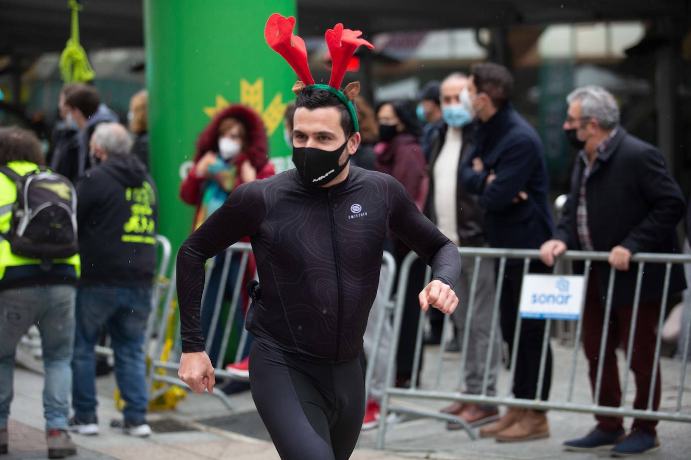 Pola de Siero recupera el espíritu de la San Silvestre. Las calles de la capital polesa volvieron a vivir una intensa jornada de atletismo, pasada por agua por momentos, en la que el corredor sierense Moha Bakkali ganó por quinto año consecutivo y la corredora del Universidad de Oviedo María Suárez se impuso por segundo año seguido. Los ganadores estuvieron acompañados de medio millar de corredores. 