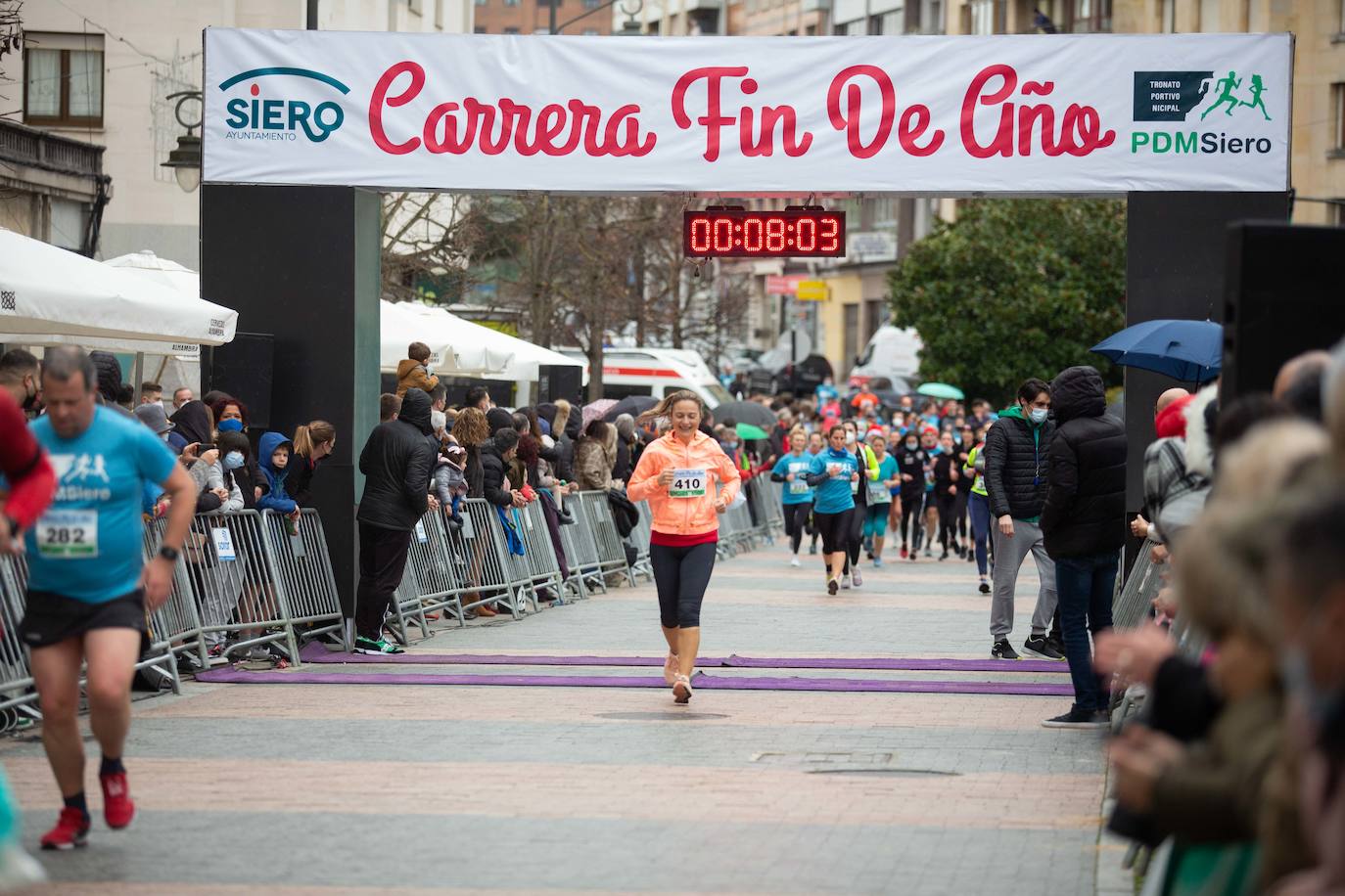 Pola de Siero recupera el espíritu de la San Silvestre. Las calles de la capital polesa volvieron a vivir una intensa jornada de atletismo, pasada por agua por momentos, en la que el corredor sierense Moha Bakkali ganó por quinto año consecutivo y la corredora del Universidad de Oviedo María Suárez se impuso por segundo año seguido. Los ganadores estuvieron acompañados de medio millar de corredores. 