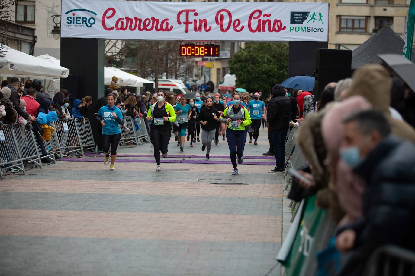 Pola de Siero recupera el espíritu de la San Silvestre. Las calles de la capital polesa volvieron a vivir una intensa jornada de atletismo, pasada por agua por momentos, en la que el corredor sierense Moha Bakkali ganó por quinto año consecutivo y la corredora del Universidad de Oviedo María Suárez se impuso por segundo año seguido. Los ganadores estuvieron acompañados de medio millar de corredores. 