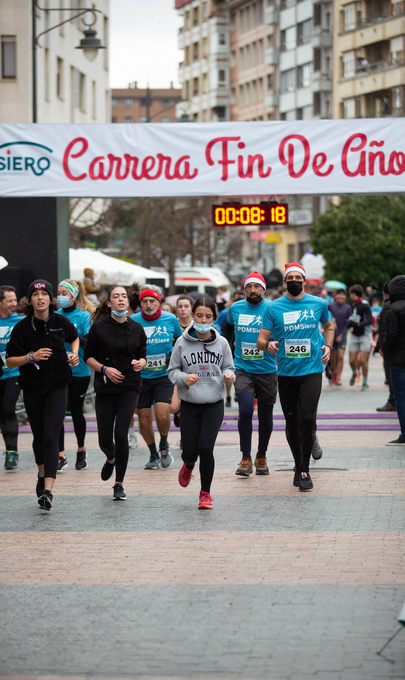Pola de Siero recupera el espíritu de la San Silvestre. Las calles de la capital polesa volvieron a vivir una intensa jornada de atletismo, pasada por agua por momentos, en la que el corredor sierense Moha Bakkali ganó por quinto año consecutivo y la corredora del Universidad de Oviedo María Suárez se impuso por segundo año seguido. Los ganadores estuvieron acompañados de medio millar de corredores. 