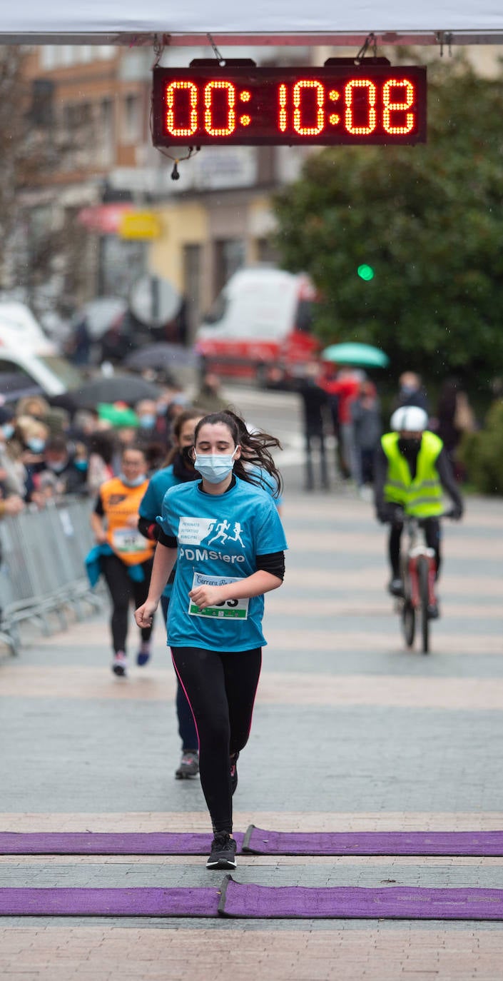 Pola de Siero recupera el espíritu de la San Silvestre. Las calles de la capital polesa volvieron a vivir una intensa jornada de atletismo, pasada por agua por momentos, en la que el corredor sierense Moha Bakkali ganó por quinto año consecutivo y la corredora del Universidad de Oviedo María Suárez se impuso por segundo año seguido. Los ganadores estuvieron acompañados de medio millar de corredores. 