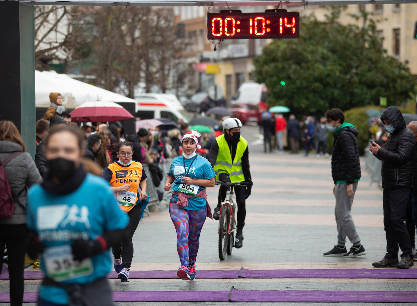 Pola de Siero recupera el espíritu de la San Silvestre. Las calles de la capital polesa volvieron a vivir una intensa jornada de atletismo, pasada por agua por momentos, en la que el corredor sierense Moha Bakkali ganó por quinto año consecutivo y la corredora del Universidad de Oviedo María Suárez se impuso por segundo año seguido. Los ganadores estuvieron acompañados de medio millar de corredores. 