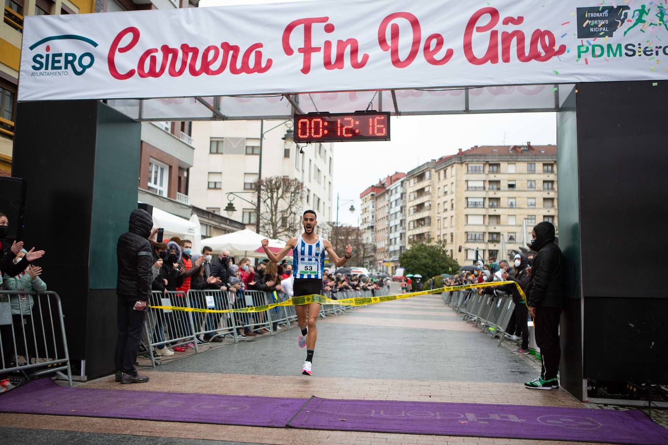 Pola de Siero recupera el espíritu de la San Silvestre. Las calles de la capital polesa volvieron a vivir una intensa jornada de atletismo, pasada por agua por momentos, en la que el corredor sierense Moha Bakkali ganó por quinto año consecutivo y la corredora del Universidad de Oviedo María Suárez se impuso por segundo año seguido. Los ganadores estuvieron acompañados de medio millar de corredores. 