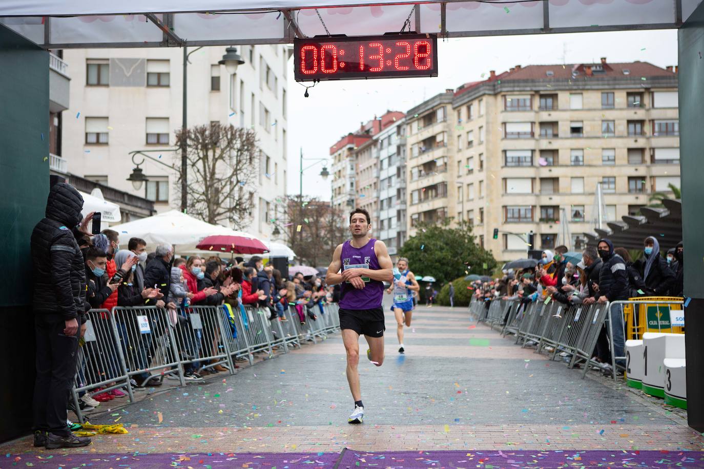 Pola de Siero recupera el espíritu de la San Silvestre. Las calles de la capital polesa volvieron a vivir una intensa jornada de atletismo, pasada por agua por momentos, en la que el corredor sierense Moha Bakkali ganó por quinto año consecutivo y la corredora del Universidad de Oviedo María Suárez se impuso por segundo año seguido. Los ganadores estuvieron acompañados de medio millar de corredores. 