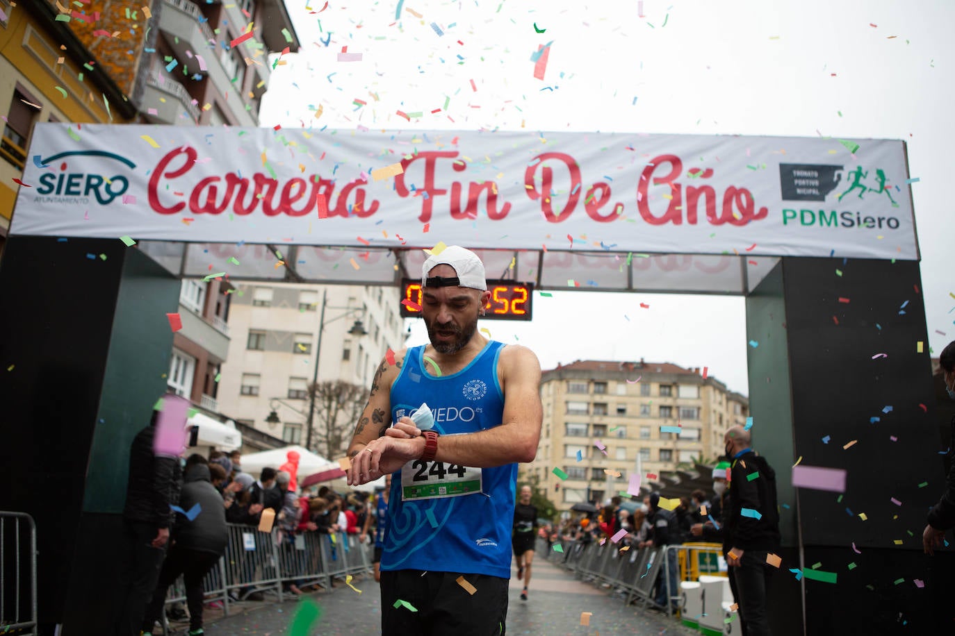Pola de Siero recupera el espíritu de la San Silvestre. Las calles de la capital polesa volvieron a vivir una intensa jornada de atletismo, pasada por agua por momentos, en la que el corredor sierense Moha Bakkali ganó por quinto año consecutivo y la corredora del Universidad de Oviedo María Suárez se impuso por segundo año seguido. Los ganadores estuvieron acompañados de medio millar de corredores. 