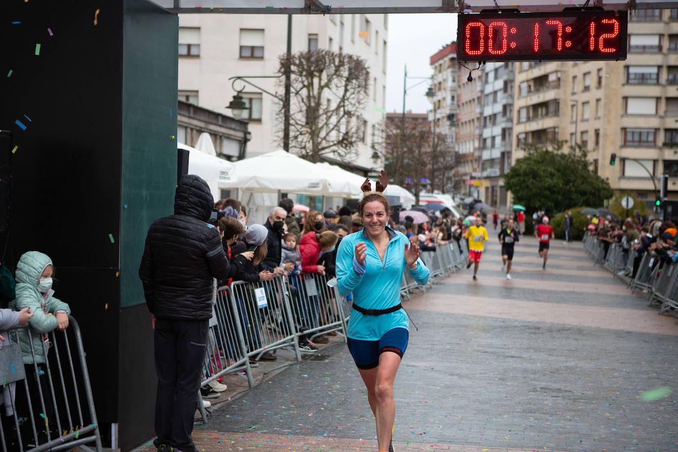 Pola de Siero recupera el espíritu de la San Silvestre. Las calles de la capital polesa volvieron a vivir una intensa jornada de atletismo, pasada por agua por momentos, en la que el corredor sierense Moha Bakkali ganó por quinto año consecutivo y la corredora del Universidad de Oviedo María Suárez se impuso por segundo año seguido. Los ganadores estuvieron acompañados de medio millar de corredores. 