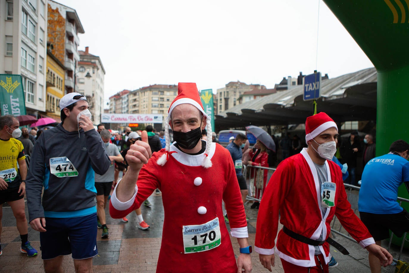 Pola de Siero recupera el espíritu de la San Silvestre. Las calles de la capital polesa volvieron a vivir una intensa jornada de atletismo, pasada por agua por momentos, en la que el corredor sierense Moha Bakkali ganó por quinto año consecutivo y la corredora del Universidad de Oviedo María Suárez se impuso por segundo año seguido. Los ganadores estuvieron acompañados de medio millar de corredores. 