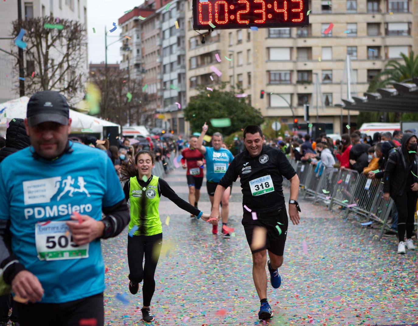 Pola de Siero recupera el espíritu de la San Silvestre. Las calles de la capital polesa volvieron a vivir una intensa jornada de atletismo, pasada por agua por momentos, en la que el corredor sierense Moha Bakkali ganó por quinto año consecutivo y la corredora del Universidad de Oviedo María Suárez se impuso por segundo año seguido. Los ganadores estuvieron acompañados de medio millar de corredores. 