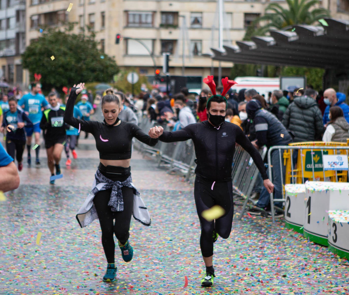 Pola de Siero recupera el espíritu de la San Silvestre. Las calles de la capital polesa volvieron a vivir una intensa jornada de atletismo, pasada por agua por momentos, en la que el corredor sierense Moha Bakkali ganó por quinto año consecutivo y la corredora del Universidad de Oviedo María Suárez se impuso por segundo año seguido. Los ganadores estuvieron acompañados de medio millar de corredores. 