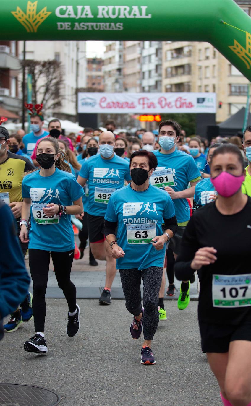 Pola de Siero recupera el espíritu de la San Silvestre. Las calles de la capital polesa volvieron a vivir una intensa jornada de atletismo, pasada por agua por momentos, en la que el corredor sierense Moha Bakkali ganó por quinto año consecutivo y la corredora del Universidad de Oviedo María Suárez se impuso por segundo año seguido. Los ganadores estuvieron acompañados de medio millar de corredores. 