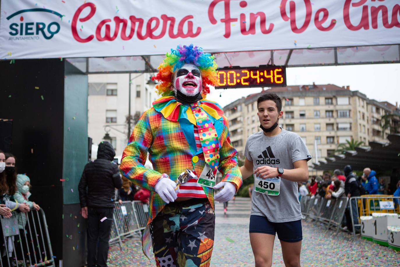 Pola de Siero recupera el espíritu de la San Silvestre. Las calles de la capital polesa volvieron a vivir una intensa jornada de atletismo, pasada por agua por momentos, en la que el corredor sierense Moha Bakkali ganó por quinto año consecutivo y la corredora del Universidad de Oviedo María Suárez se impuso por segundo año seguido. Los ganadores estuvieron acompañados de medio millar de corredores. 