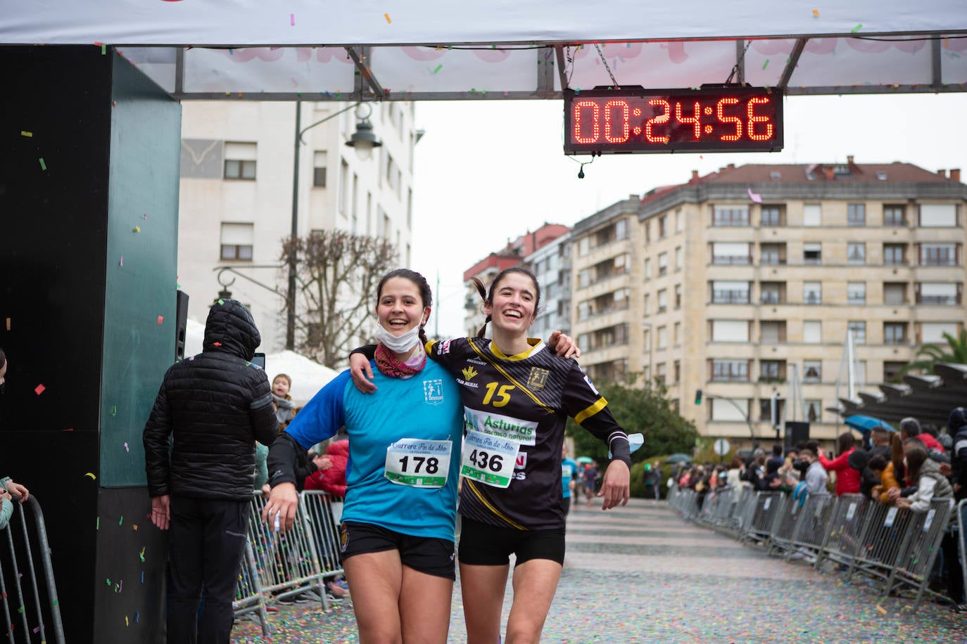 Pola de Siero recupera el espíritu de la San Silvestre. Las calles de la capital polesa volvieron a vivir una intensa jornada de atletismo, pasada por agua por momentos, en la que el corredor sierense Moha Bakkali ganó por quinto año consecutivo y la corredora del Universidad de Oviedo María Suárez se impuso por segundo año seguido. Los ganadores estuvieron acompañados de medio millar de corredores. 
