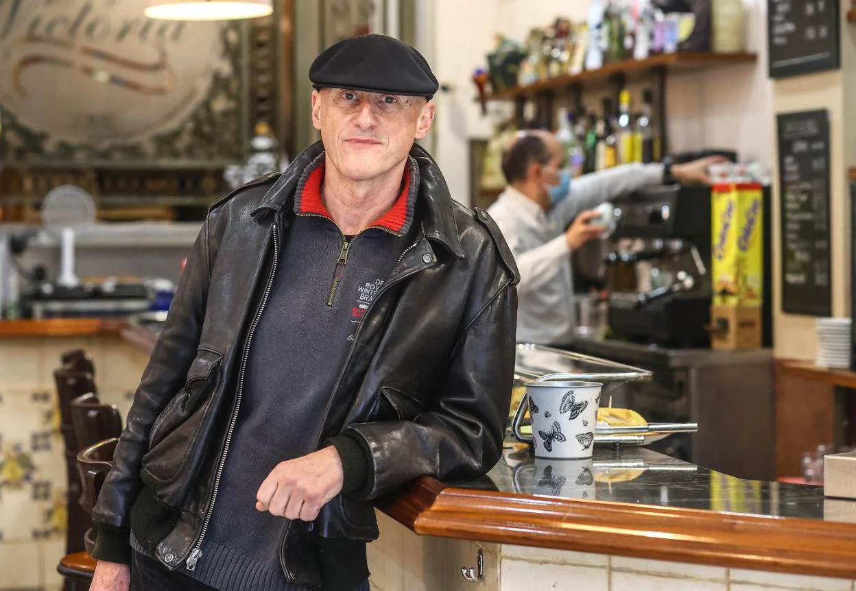 Jorge Martínez, en la Cafetería Victoria, en Oviedo. 