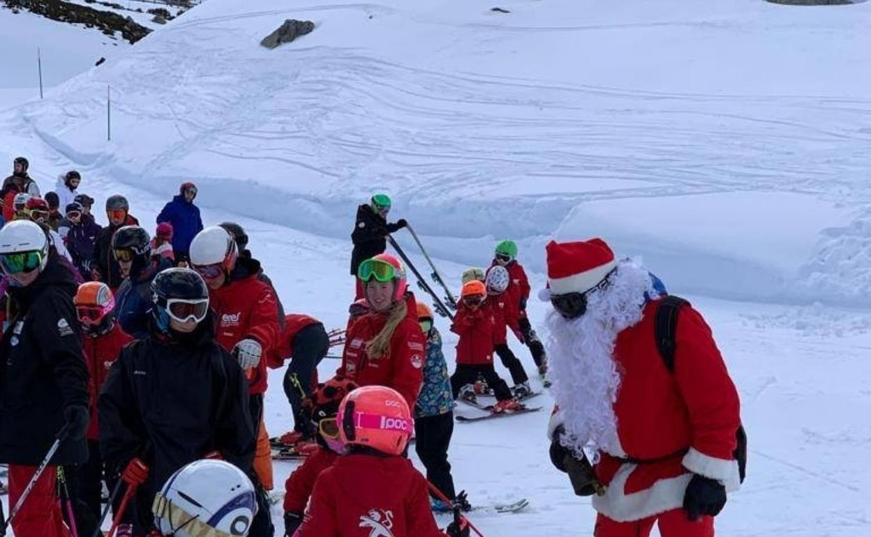 Papá Noel conversa con algunos niños en Fuentes de Invierno. 