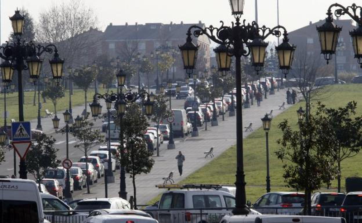 Largas colas de vehículos para acceder al autocovid del HUCA.