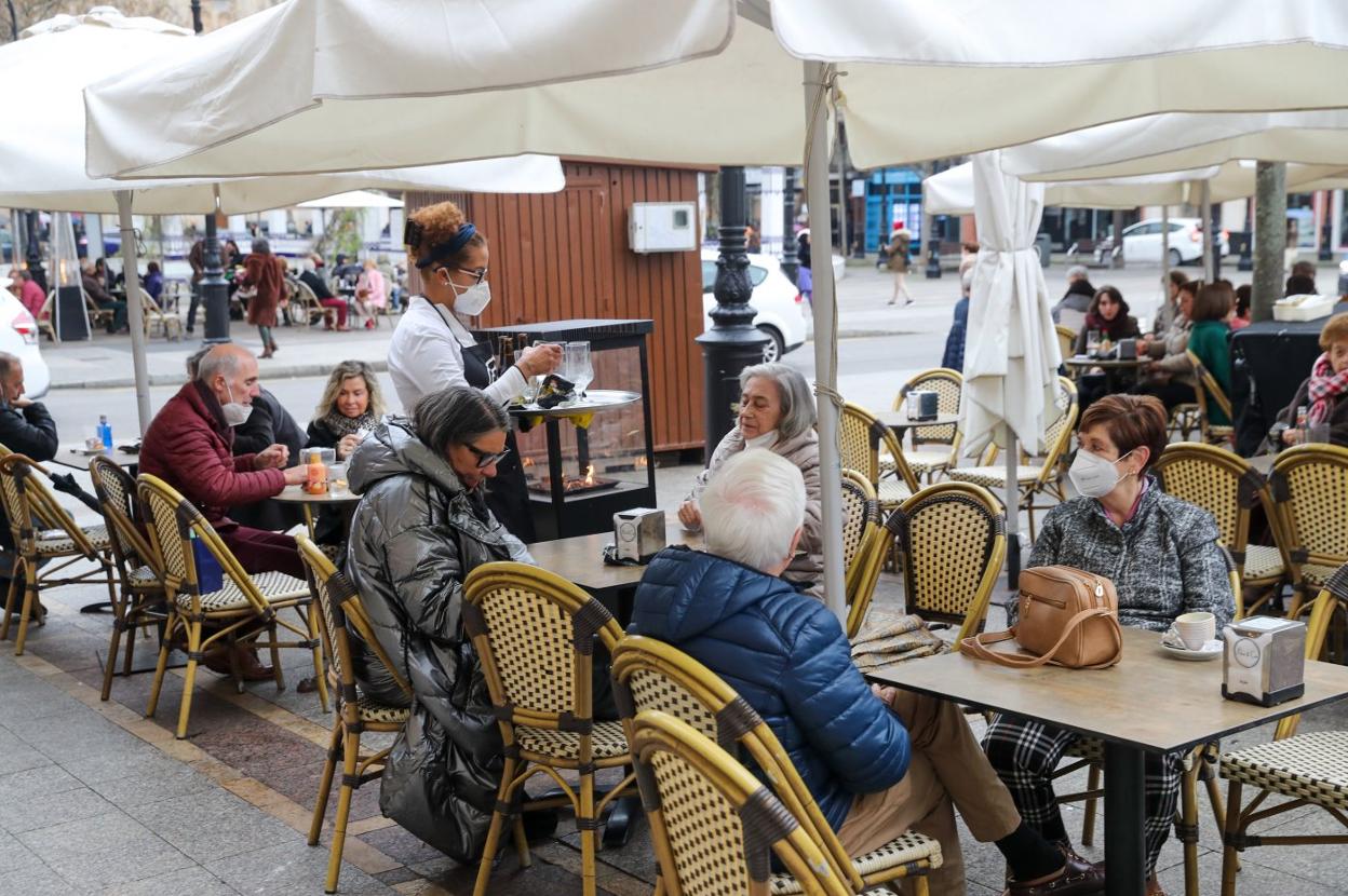 El 'tardeo' vuelve a las terrazas de los bares. 