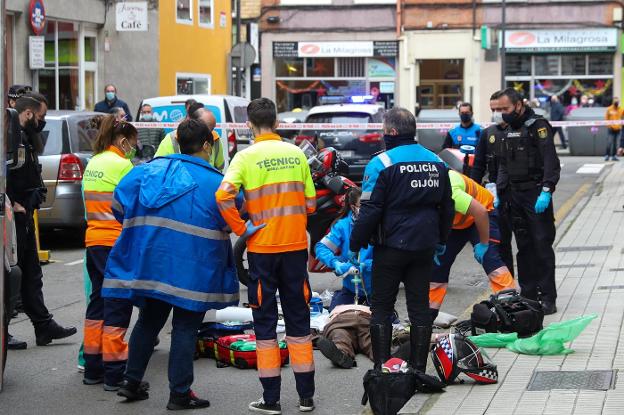 Agentes y sanitarios en la calle Leoncio Suárez, tras desvanecerse un vecino por un infarto. 