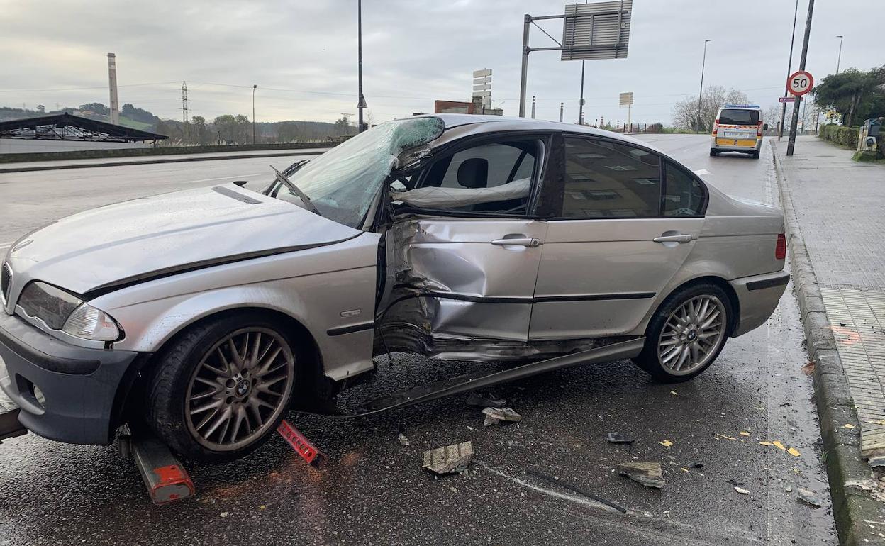 Vehículo accidentado en la avenida del Marqués de Suances. 