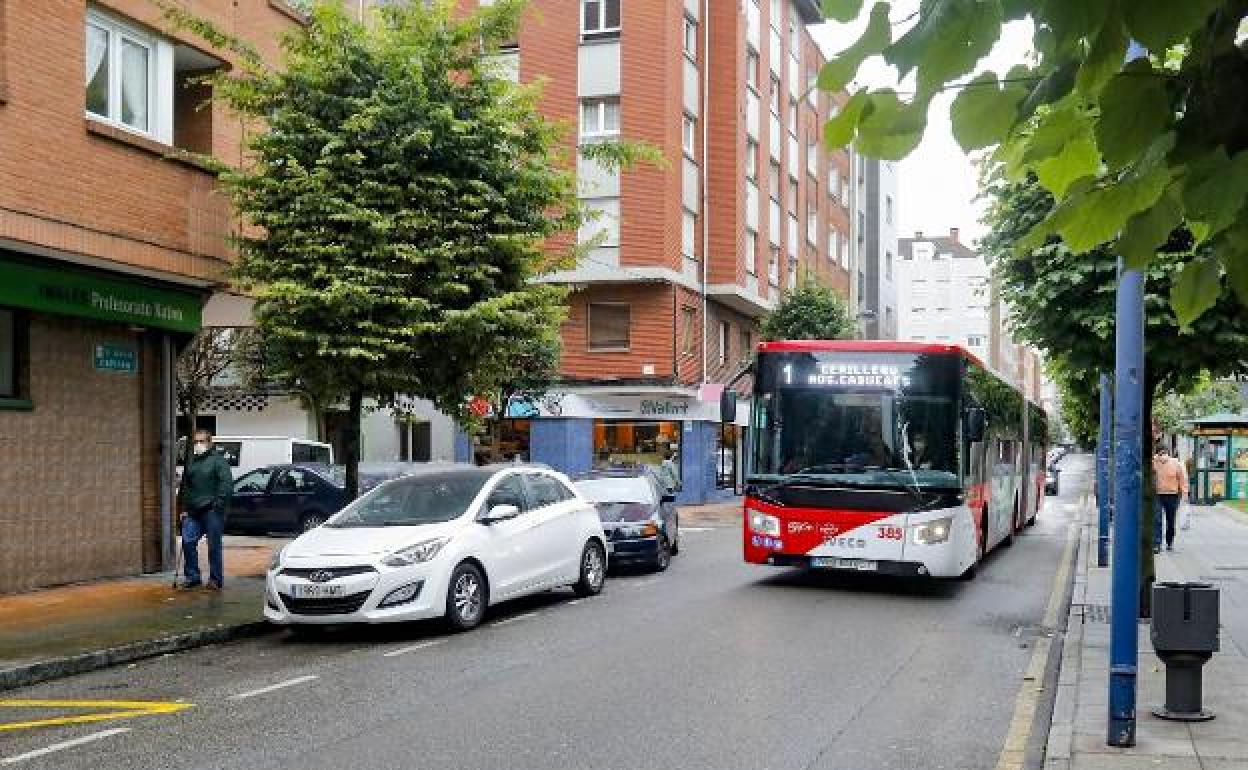 Un autobús de la línea 1 de Gijón.