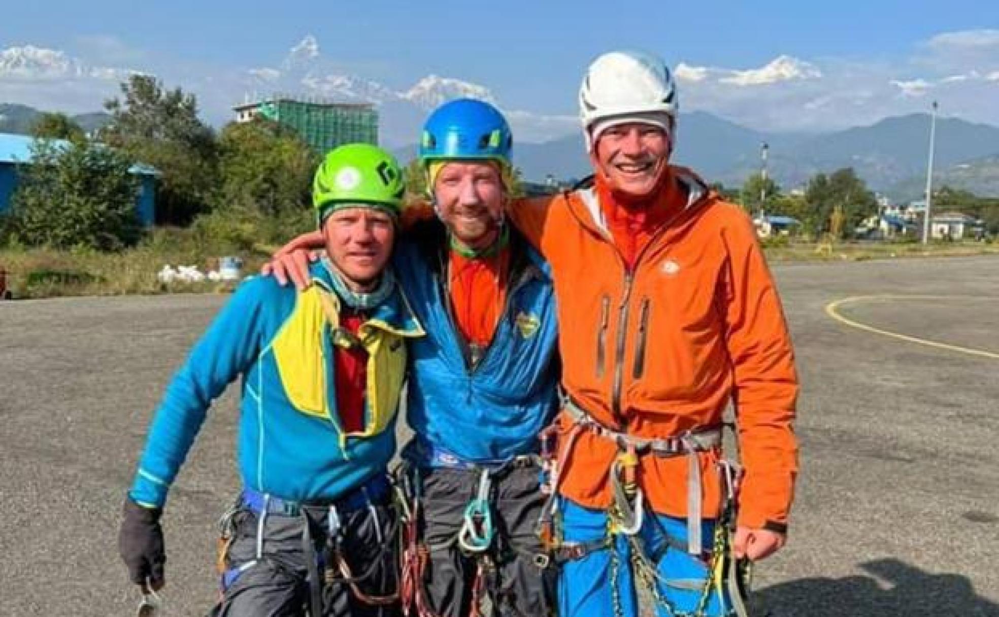 Los alpinistas ucranianos Nikita Balabanov, Mihail Fomin y Viacheslav Polezhaiko.