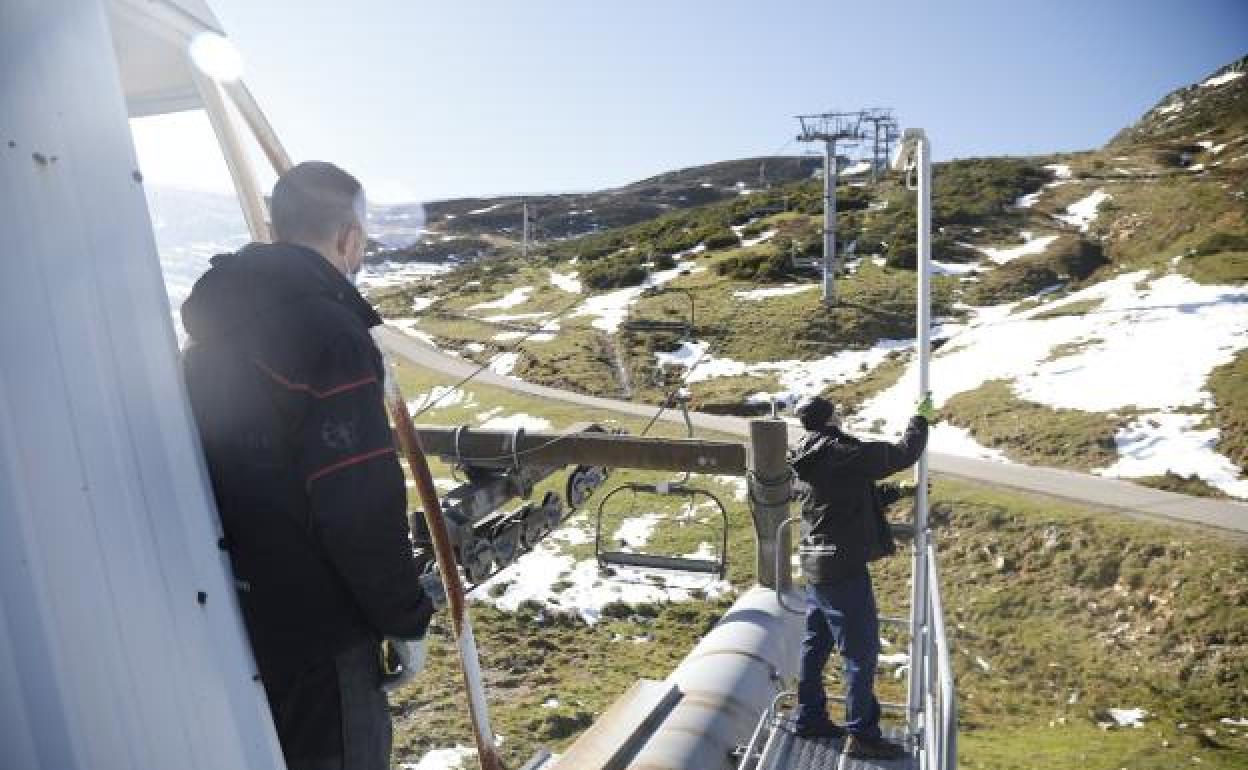 El pasado noviembre, dos trabajadores inspeccionan un remonte en la estación de Valgrande-Pajares.