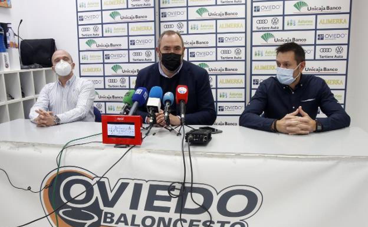 Paco Callejo, Héctor Galán y Natxo Lezkano, durante una rueda de prensa ofrecida en el polideportivo de Pumarín.