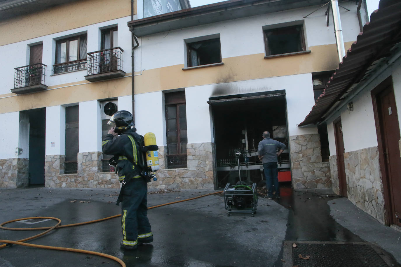 Fotos: El fuego arrasa con la sala de máquinas del Llagar Sidra Fanjul