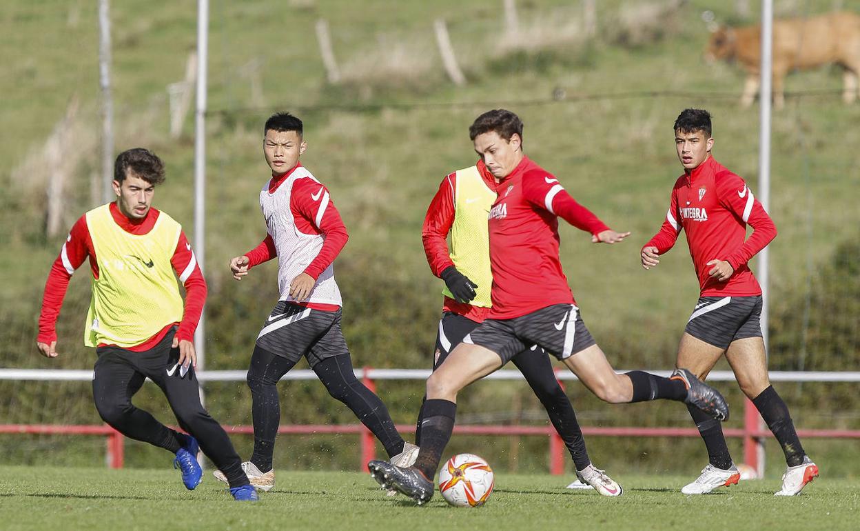 Jugadores del Sporting B, en un entrenamiento 