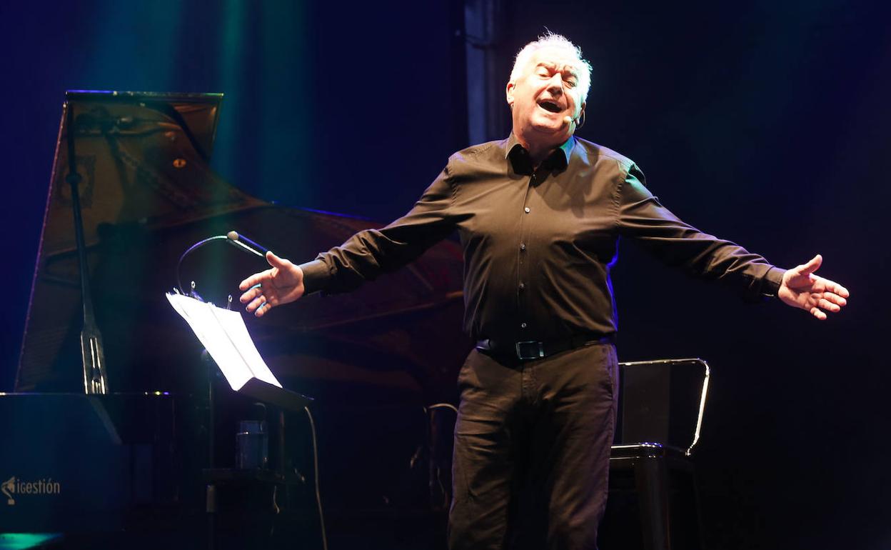 Víctor Manuel, este verano, durante un recital en el festival Luanco al mar. 