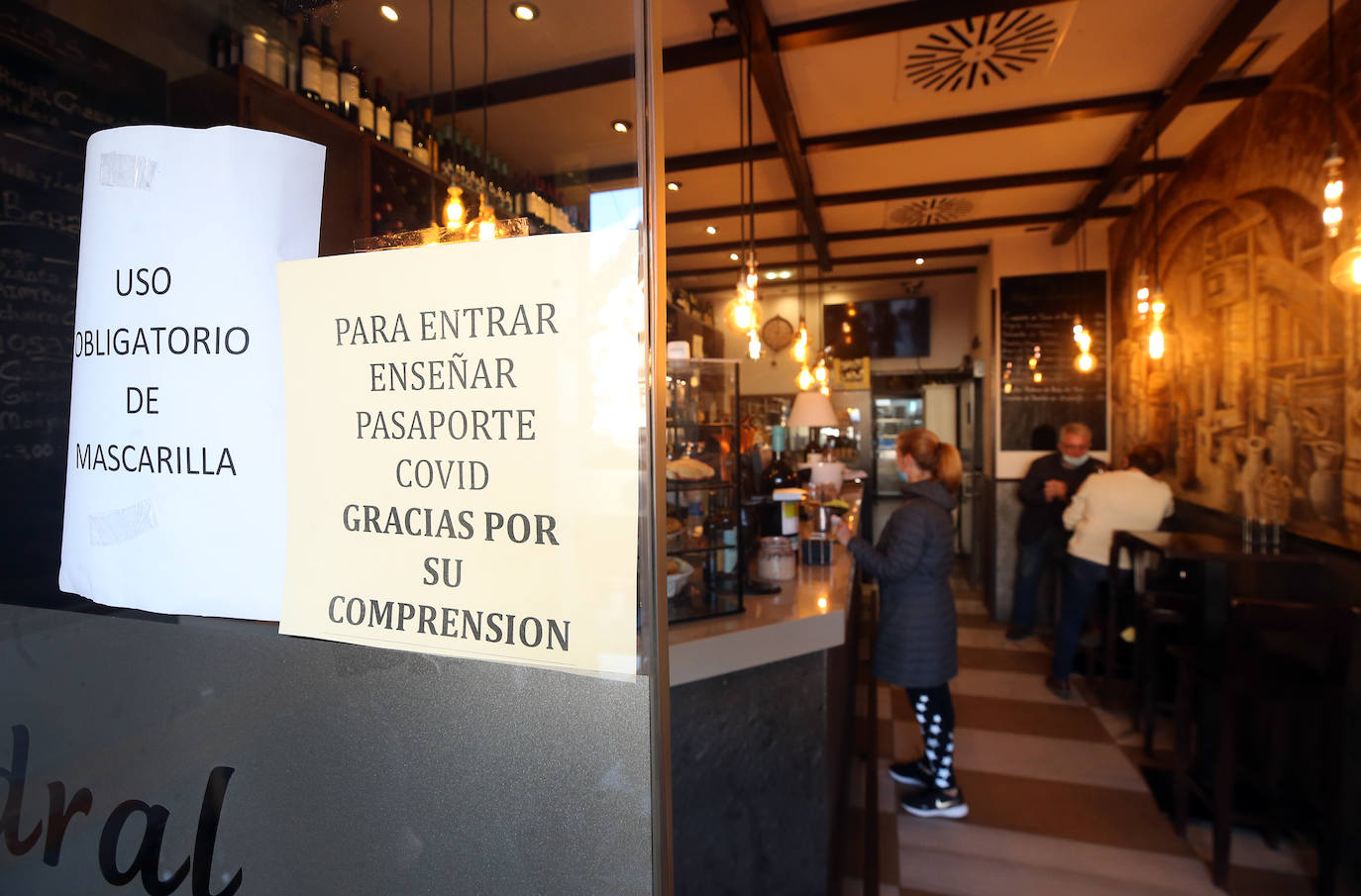 El pasaporte covid es obligatorio desde este martes para acceder a establecimientos hosteleros, gimnasios o centros de salud de Asturias 